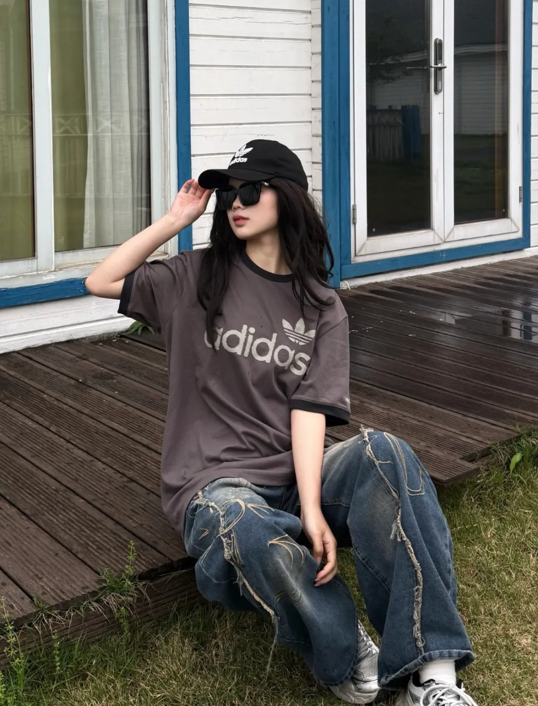 No watermark upper body rendering 𝟬𝟱𝟰𝟰#Exclusive real shot/difference between various stolen pictures and online version on the market [𝗮𝗱𝗶𝗱𝗮𝘀Adidas Clover & Wang Hexi Same Style Contrast Color Retro T-shirt] ✅This Retro Contrast Color T-shirt directly brings out the American Retro feel Classic round neck with contrasting edging design, available in white, red and dark gray colors. No matter skin color or body shape, men and women can easily choose the same style for couples! . ✅ Original mold opening, pure original/tag washed wheat ribbon individually coded/full set of 1:1 customized accessories ➕Customized three-label ➕𝗬𝘂𝗮𝗻 version of the tag ➕𝗹𝗼𝗴𝗼 packaging bag🔥 ➕Scan the QR code to enter the official website. Complete with three labels! Perfect Quality! Highly recommended! ✅Top version, ins Xiaohongshu Kuaishou = lots of bloggers’ outfits. ✅Adi’s absolute Hot Sale star Same Style details are online, feel free to compare! The iconic Adidas logo embellishes the chest, highlighting the brand's charm. Fixed color and classic three-bar stripes, classic will never go out of style! Versatile is not picky, the original model is perfect for the upper body, so buy it with your eyes closed! ✅Easily adaptable to various sports or daily leisure scenes. Whether you are running for fitness or hanging out on the street, it can keep you full of energy without losing the sense of fashion. ✅Complete sizes to meet the needs of different body shapes! Color; White Size S-XXL